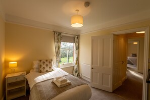 4 bedrooms, iron/ironing board, travel cot, free WiFi - Red House - Private Bathroom (Hinton)