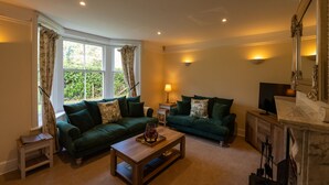 Smart TV, fireplace, DVD player, books - Red House - Private Bathroom (Hinton)