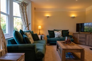 Smart TV, fireplace, DVD player, books - Red House - Private Bathroom (Hinton)