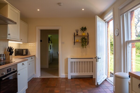 Coffee/tea maker, fridge, microwave, oven