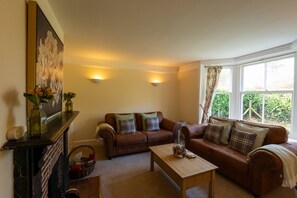 Smart TV, fireplace, DVD player, books