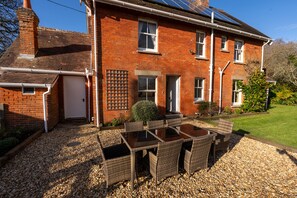 Outdoor dining - Red House - Private Bathroom (Hinton)