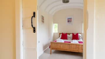 2 bedrooms, iron/ironing board, travel cot, free WiFi