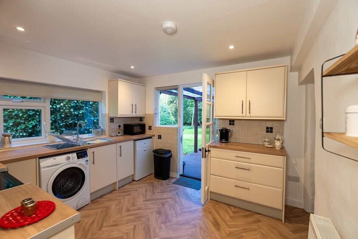 Coffee/tea maker, fridge, microwave, oven