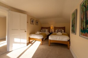 2 habitaciones, tabla de planchar con plancha y cuna de viaje