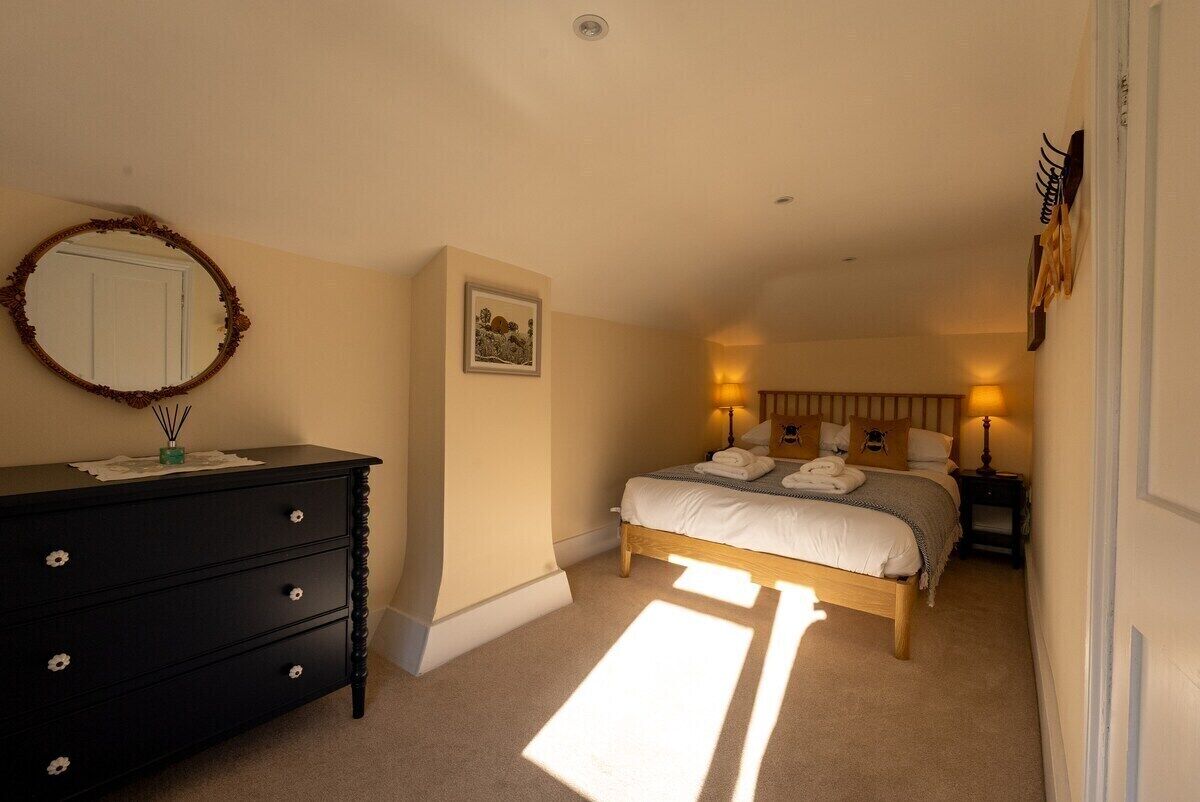 2 bedrooms, iron/ironing board, travel crib, WiFi (free)