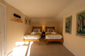 2 chambres, fer et planche à repasser, lit de bébé portatif