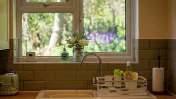 Kühlschrank, Mikrowelle, Ofen, Wasserkocher mit Kaffee-/Teezubehör