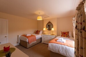 2 habitaciones, tabla de planchar con plancha y cuna de viaje 