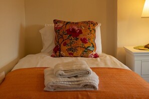 2 bedrooms, iron/ironing board, travel cot, free WiFi - Foxglove Cottage - Countryside View (Bransgore)