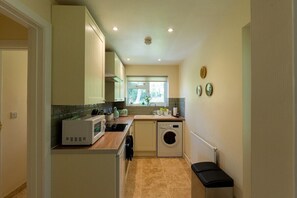 Coffee/tea maker, fridge, microwave, oven - Foxglove Cottage - Countryside View (Bransgore)