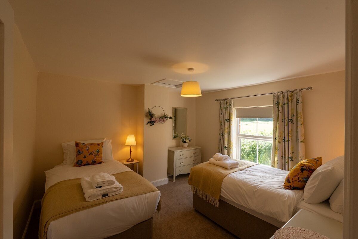 2 bedrooms, travel cot, free WiFi, bed sheets