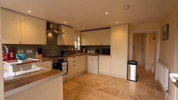 Een koelkast, een microgolfoven, een kookplaat, een vaatwasser