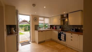 Kühlschrank, Mikrowelle, Herdplatte, Geschirrspüler