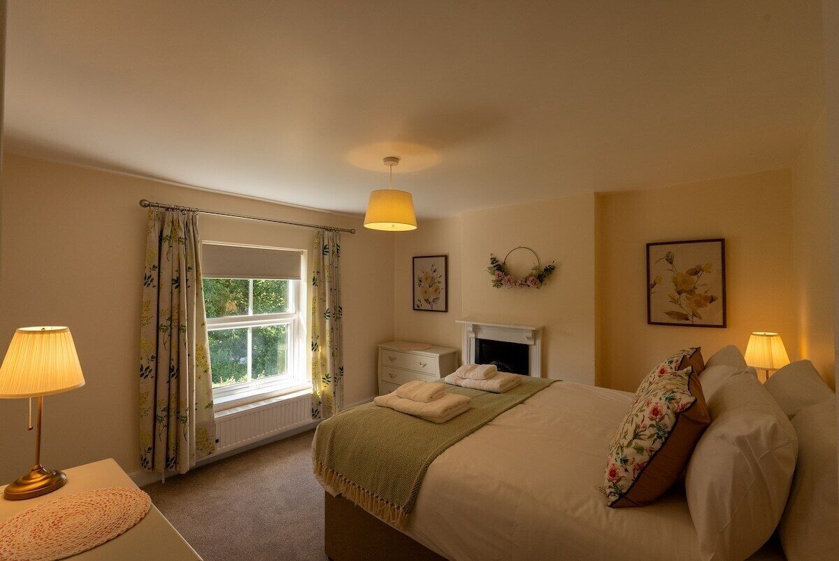 2 bedrooms, travel cot, free WiFi, bed sheets