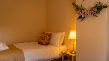 Travel crib, free WiFi, bed sheets