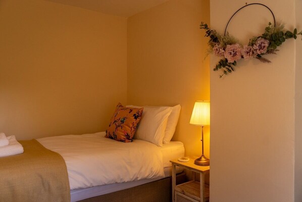 2 bedrooms, travel cot, free WiFi, bed sheets