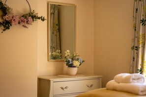 Bedroom - Rose Cottage - Countryside View (Bransgore)