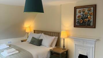 2 bedrooms, travel crib, WiFi (free), bed sheets