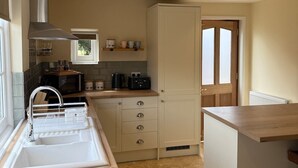 Private kitchen - Staplecross Farm Cottage (Burton)