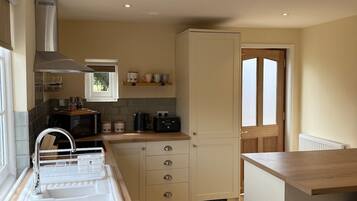 Coffee/tea maker, fridge, microwave, stovetop