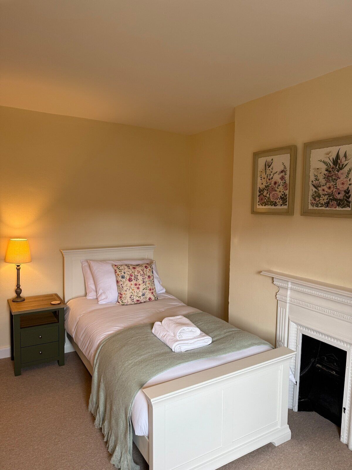 2 bedrooms, travel crib, WiFi (free), bed sheets