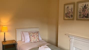 2 bedrooms, travel crib, WiFi (free), bed sheets