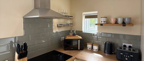 Réfrigérateur, micro-ondes, plaque de cuisson, lave-vaisselle