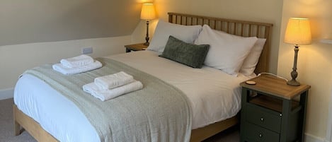 2 bedrooms, travel crib, WiFi (free), bed sheets