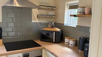 Coffee/tea maker, fridge, microwave, stovetop