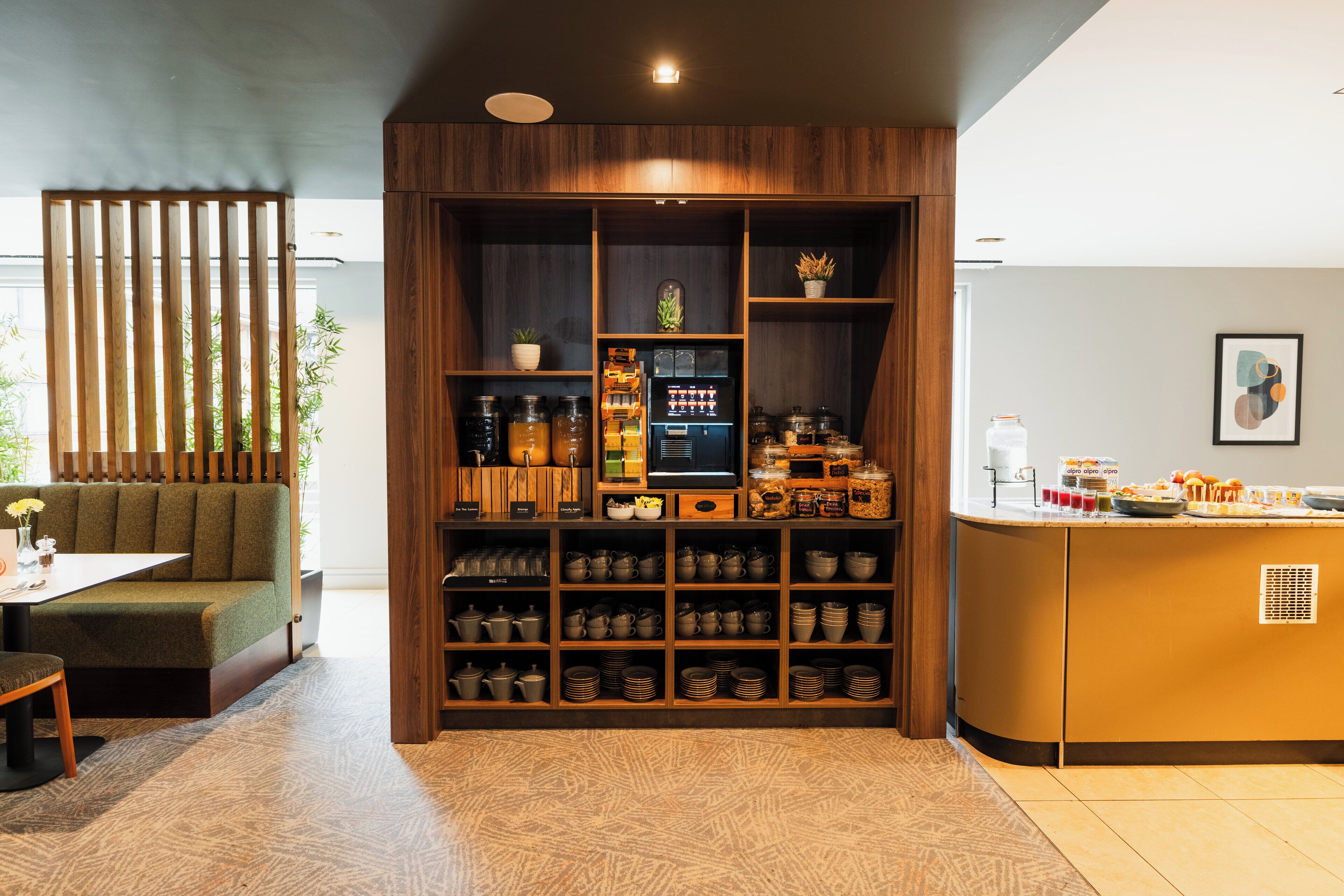 S&#x27;hi serveixen esmorzars, dinars i sopars 