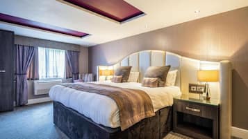 Suite, 1 letto king (Tall King) | Una scrivania, postazione laptop, tende oscuranti, ferro/asse da stiro