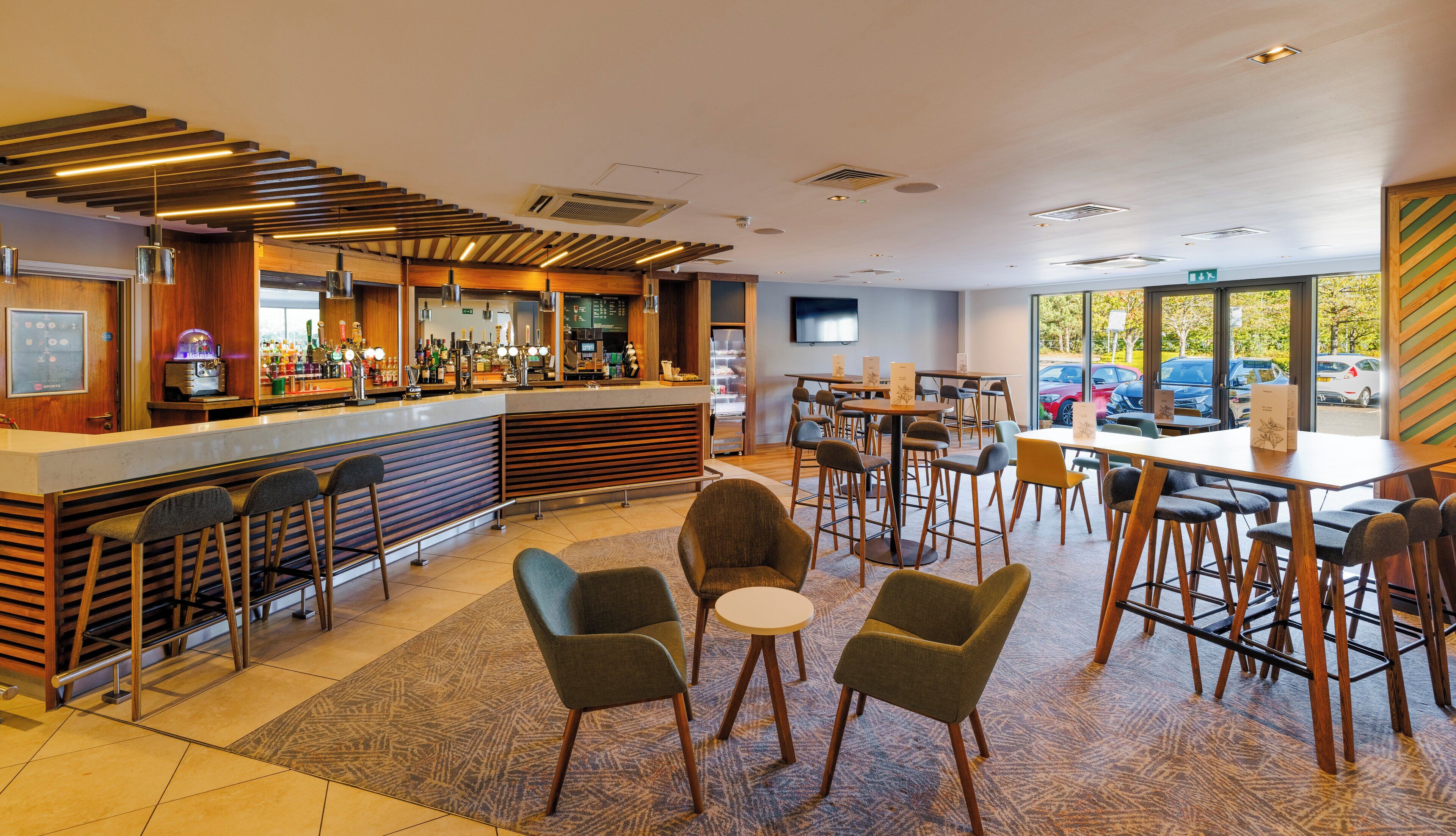 ให้บริการ: อาหารกลางวัน และ อาหารเย็น