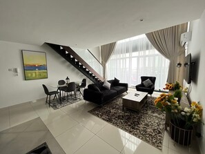 Living area - Cozy 2-bedroom Apartment with WiFi and fitness room in charming Accra (Accra)