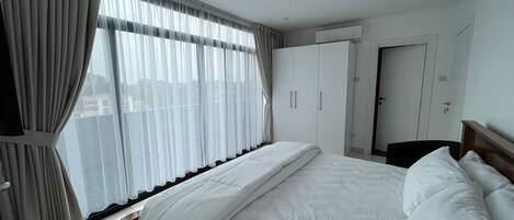 2 habitaciones, tabla de planchar con plancha y ropa de cama