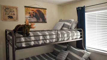 3 slaapkamers, een bureau, een strijkplank/strijkijzer, reisbedje