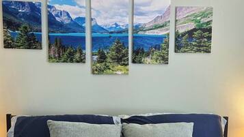 3 quartos, escrivaninha, ferros/tábuas de passar roupa, berço de viagem