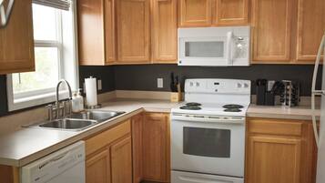 Jääkaappi, mikroaaltouuni, uuni, liesi