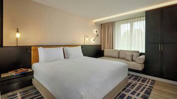 Habitación, 1 cama King size | Ropa de cama hipoalergénica y caja de seguridad en la habitación