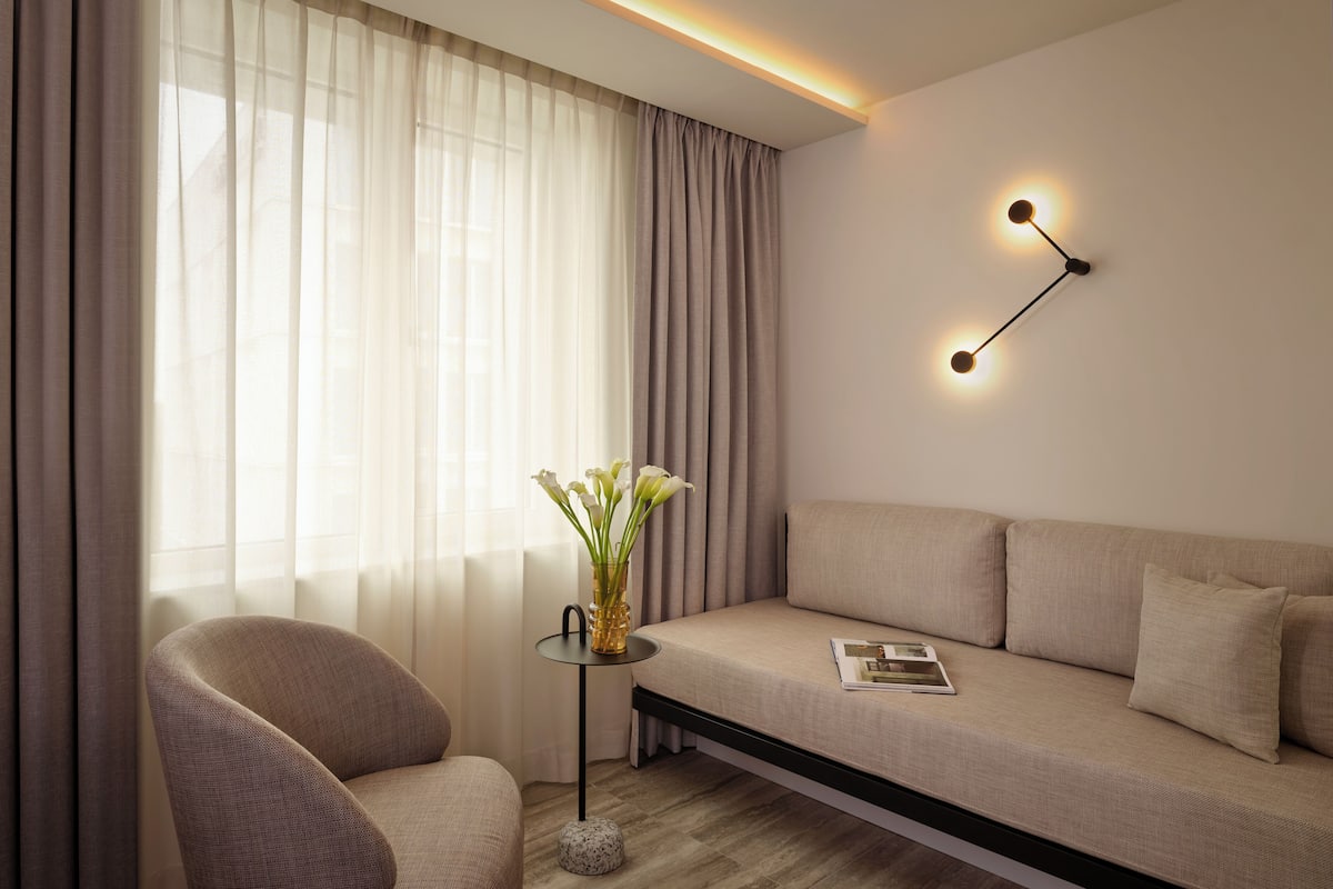 Chambre Junior, 1 très grand lit | Coin séjour