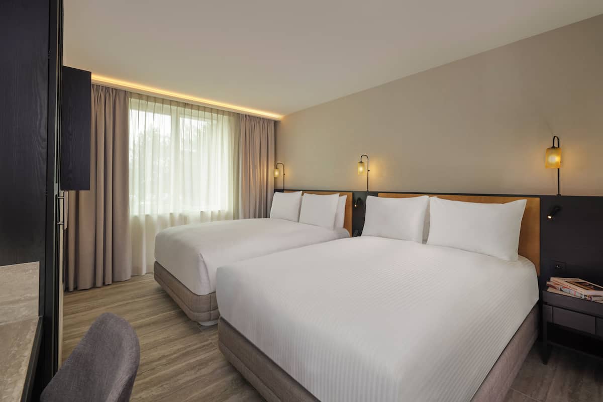 Deluxe-Zimmer, 2 Doppelbetten | Hochwertige Bettwaren, Zimmersafe, Schreibtisch, schallisolierte Zimmer