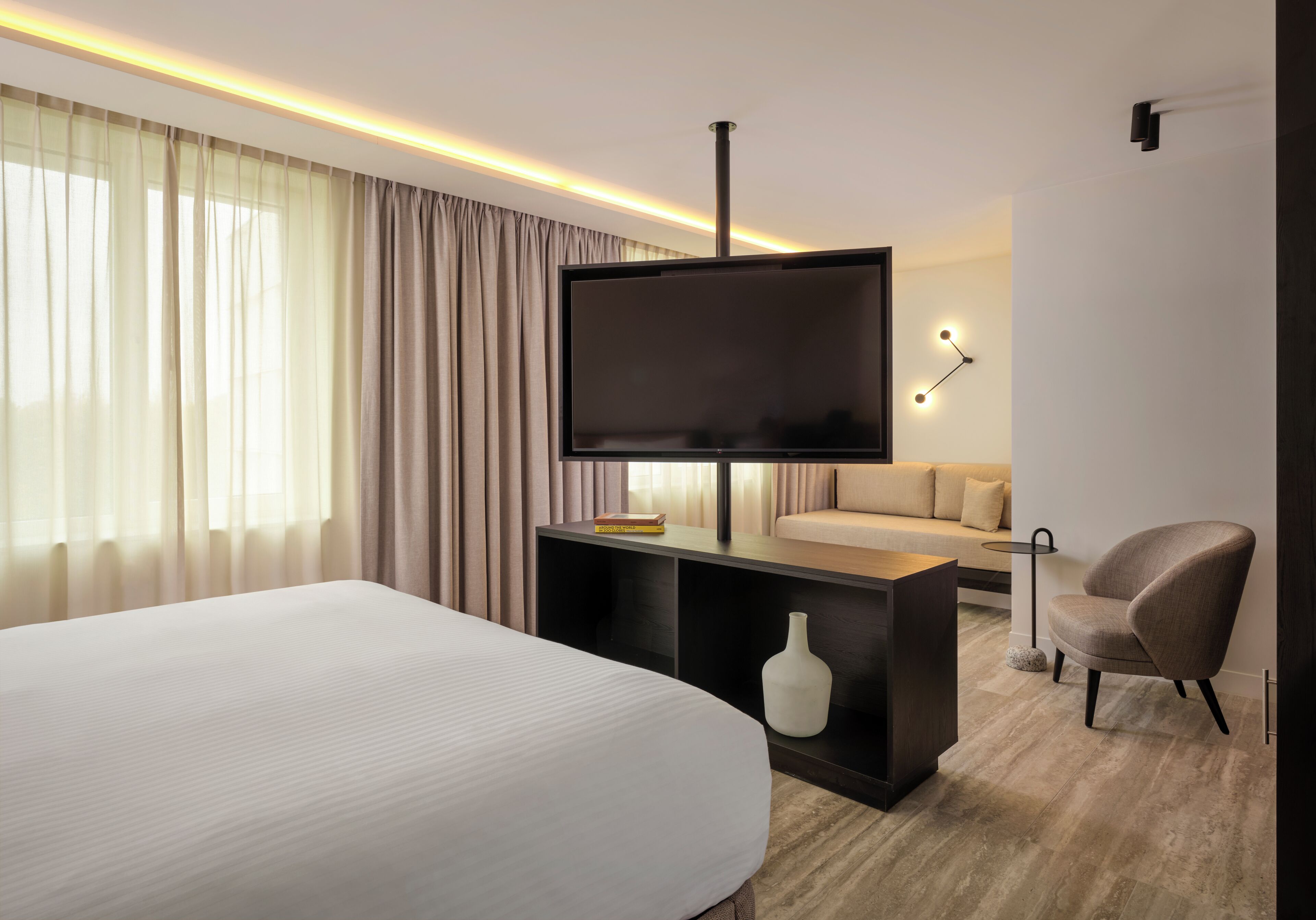 Junior kamer, 1 kingsize bed | Luxe beddengoed, een kluis op de kamer, een bureau, geluiddichte muren