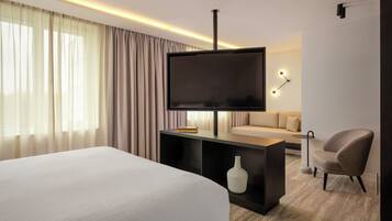 Junior kamer, 1 kingsize bed | Luxe beddengoed, een kluis op de kamer, een bureau, geluiddichte muren