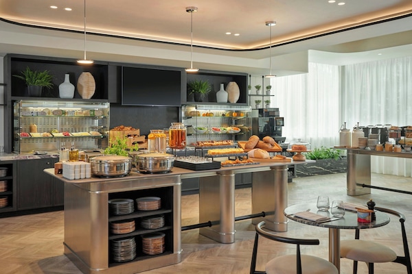 Petit déjeuner buffet (29 EUR par personne)