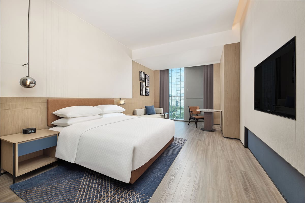 Caja de seguridad en la habitación y espacio para trabajar con laptop