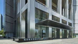 A modern hotel with a glass facade, large windows, and a prominent entrance. - Four Points By Sheraton Shenzhen Bay (Shenzhen)
