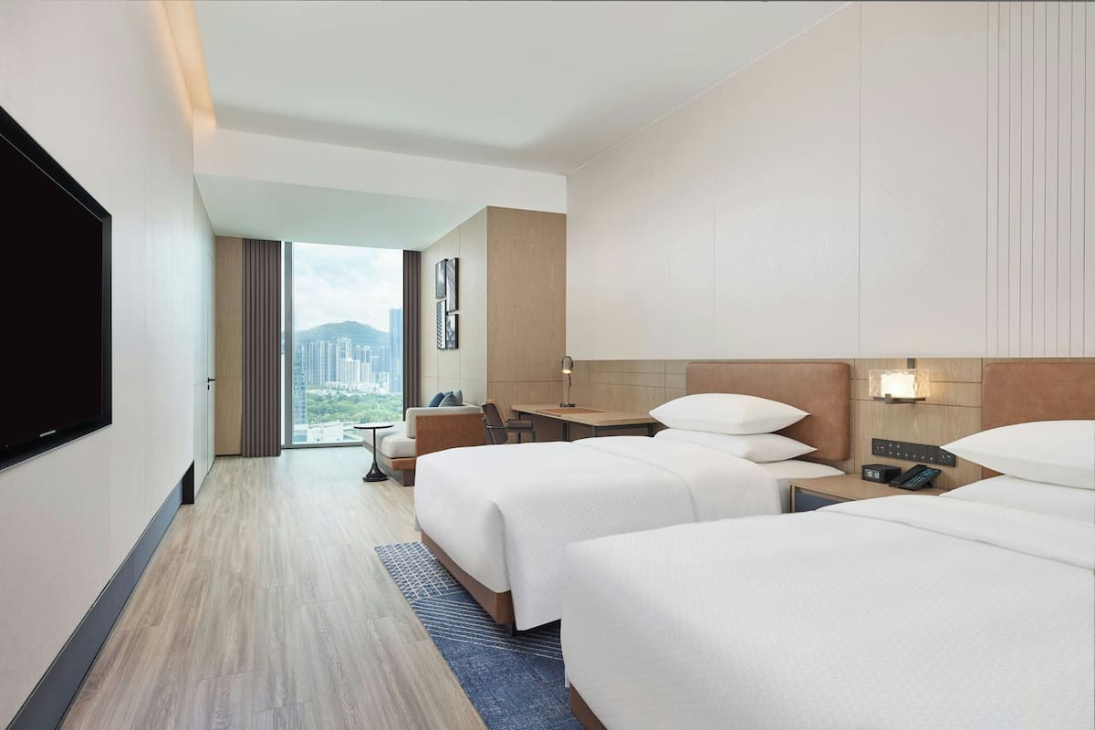 Caja de seguridad en la habitación y espacio para trabajar con laptop