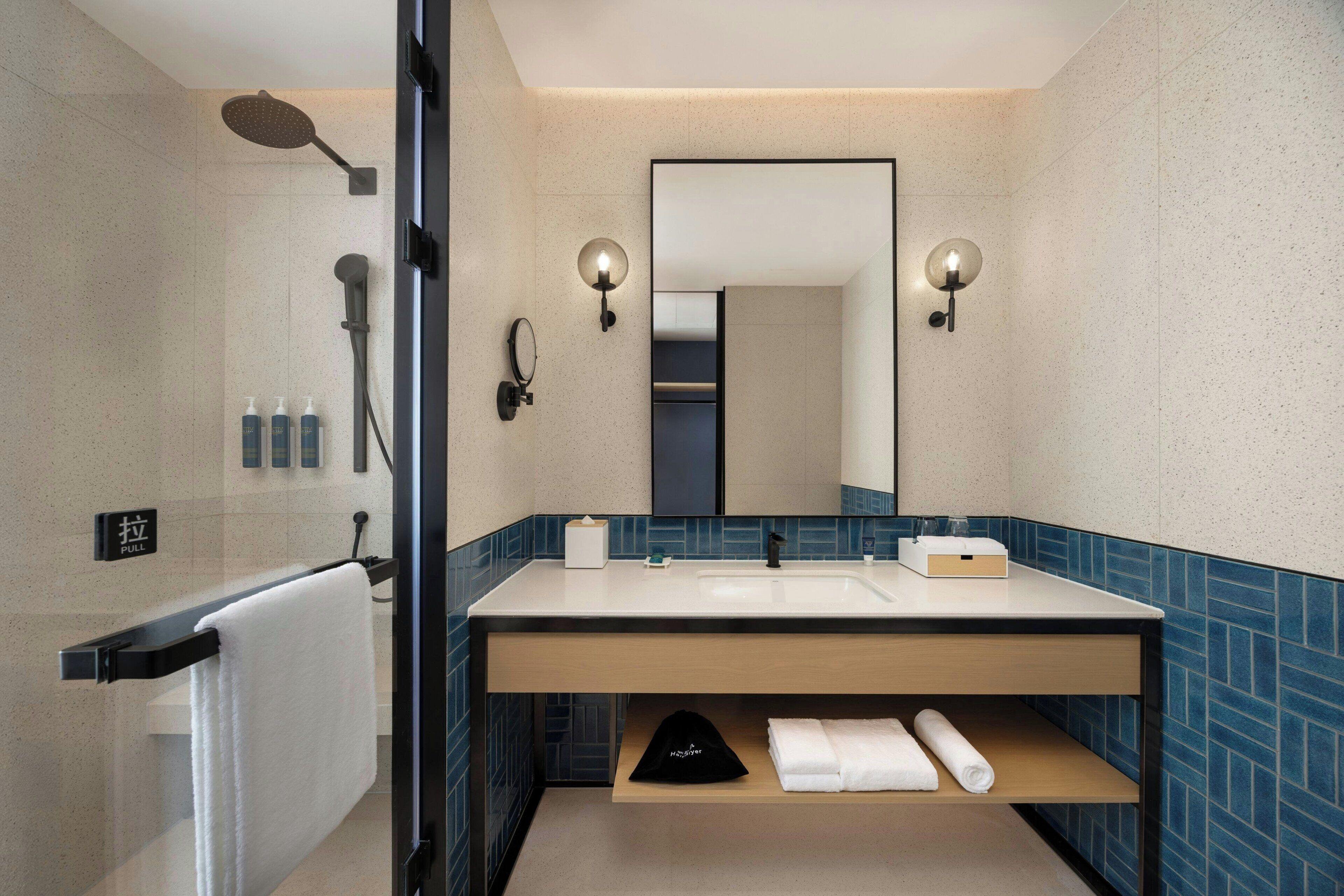 Comfort Room, 1 King Bed, City View | Bathroom | Slippers