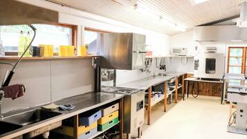 Frigorifero, forno, piano cottura, lavastoviglie