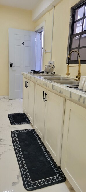 Toalhas de banho, sabonete, papel higiênico 